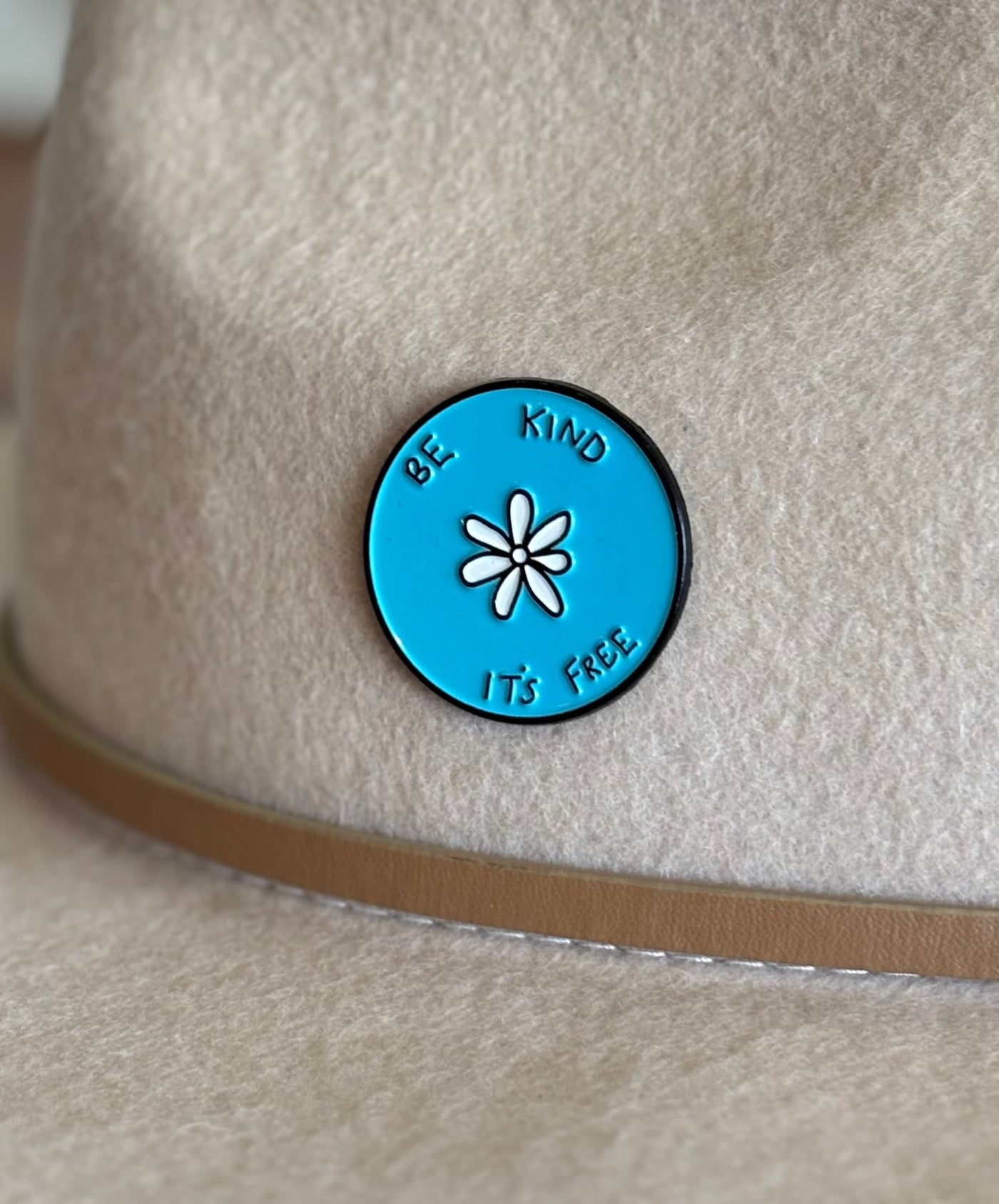"Be Kind - It's Free" - Pin Pins Selfawear 