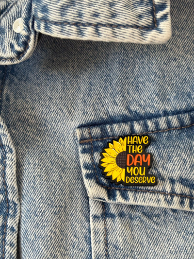 "Have the Day You Deserve" - Pin Pins Selfawear 